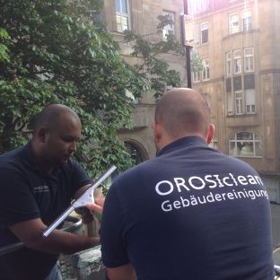 Mitarbeiter beim Reinigen einer Scheibe